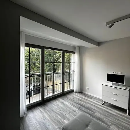 By The Oak Apartment *