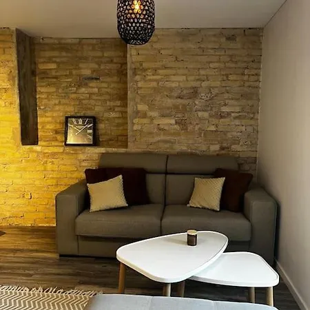 By The Oak Apartment *